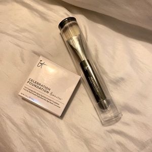 It cosmetics compact and brush